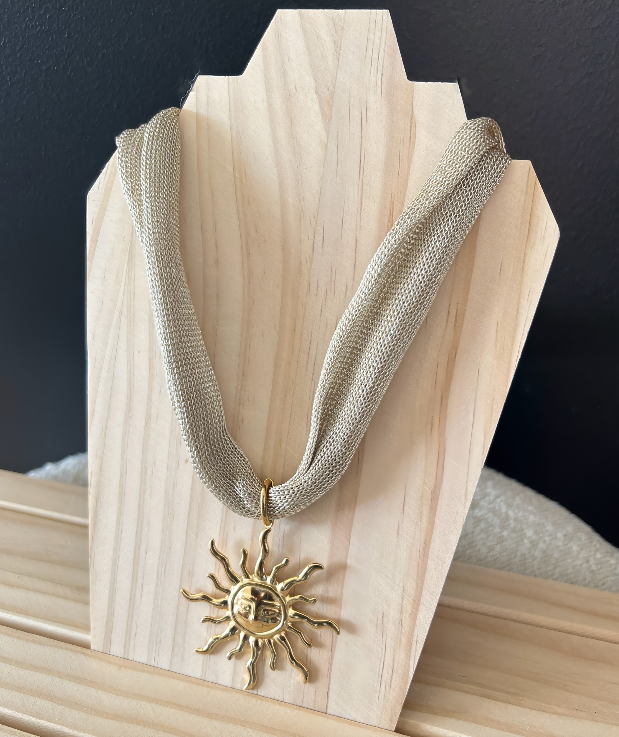 le collier amber -1