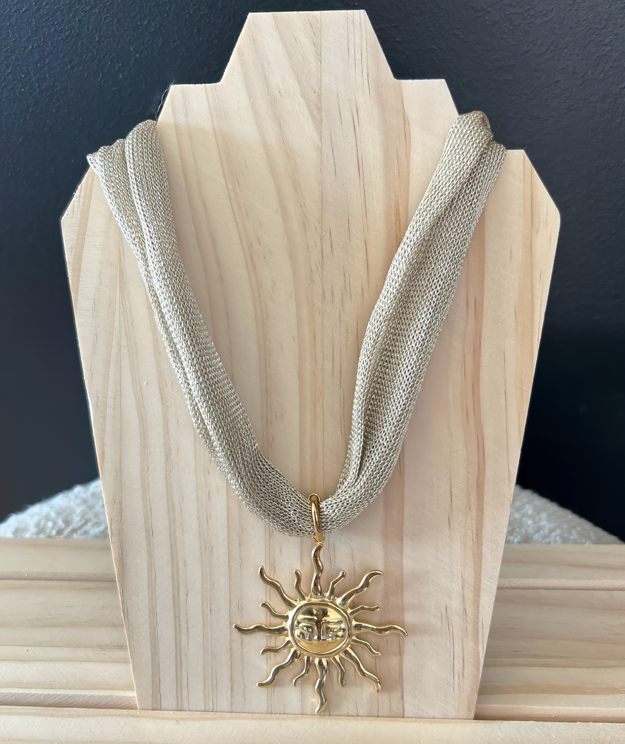 le collier amber -2
