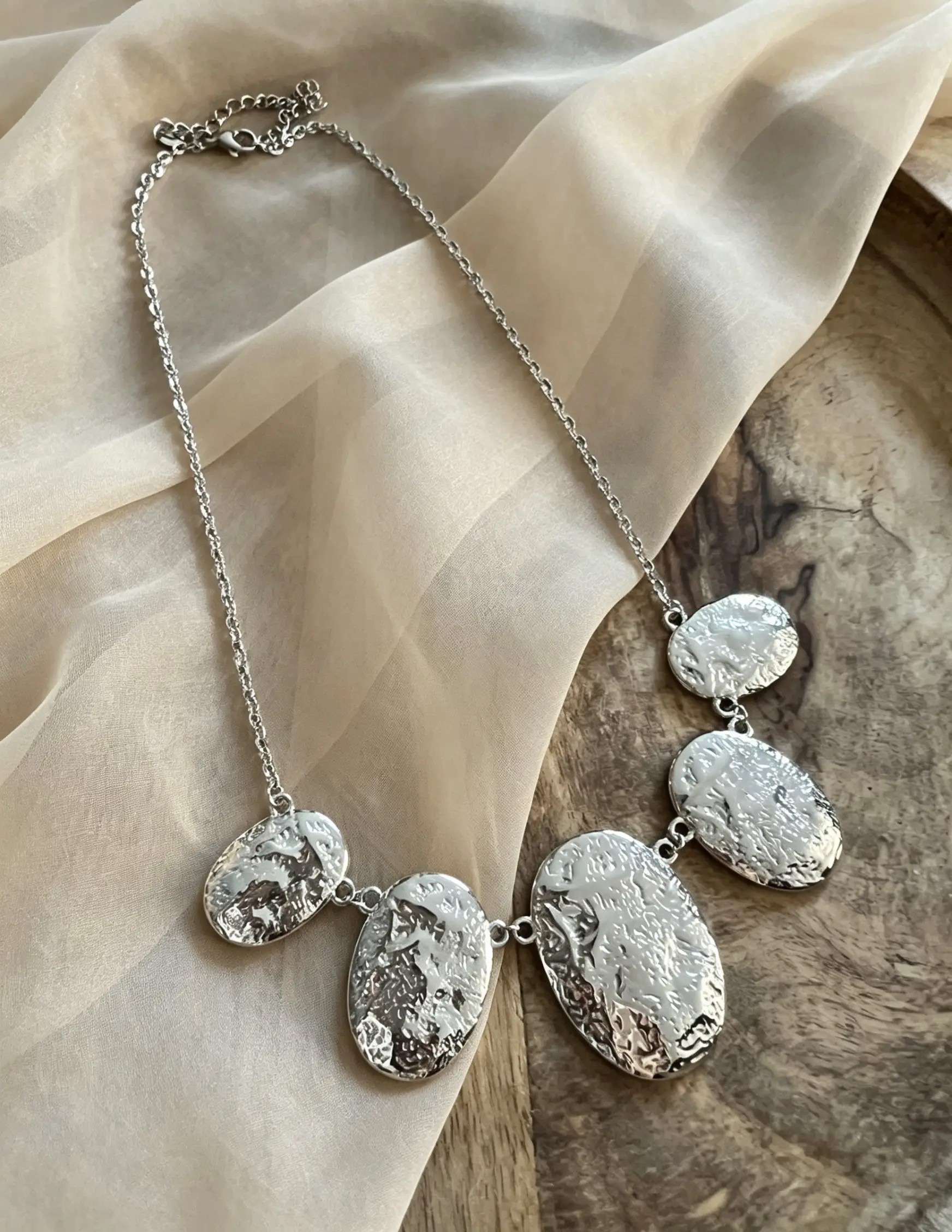 le collier nila