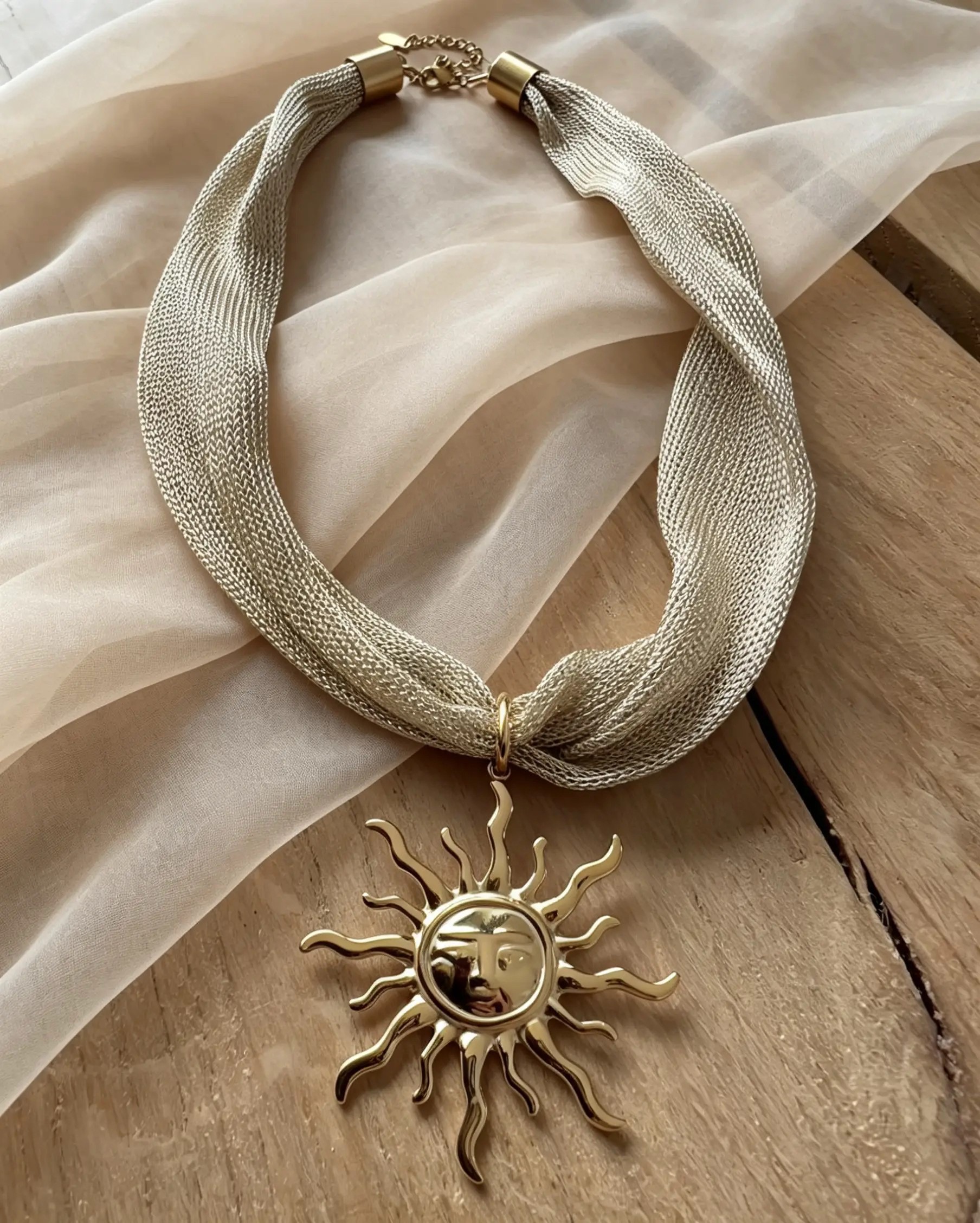 le collier amber -1