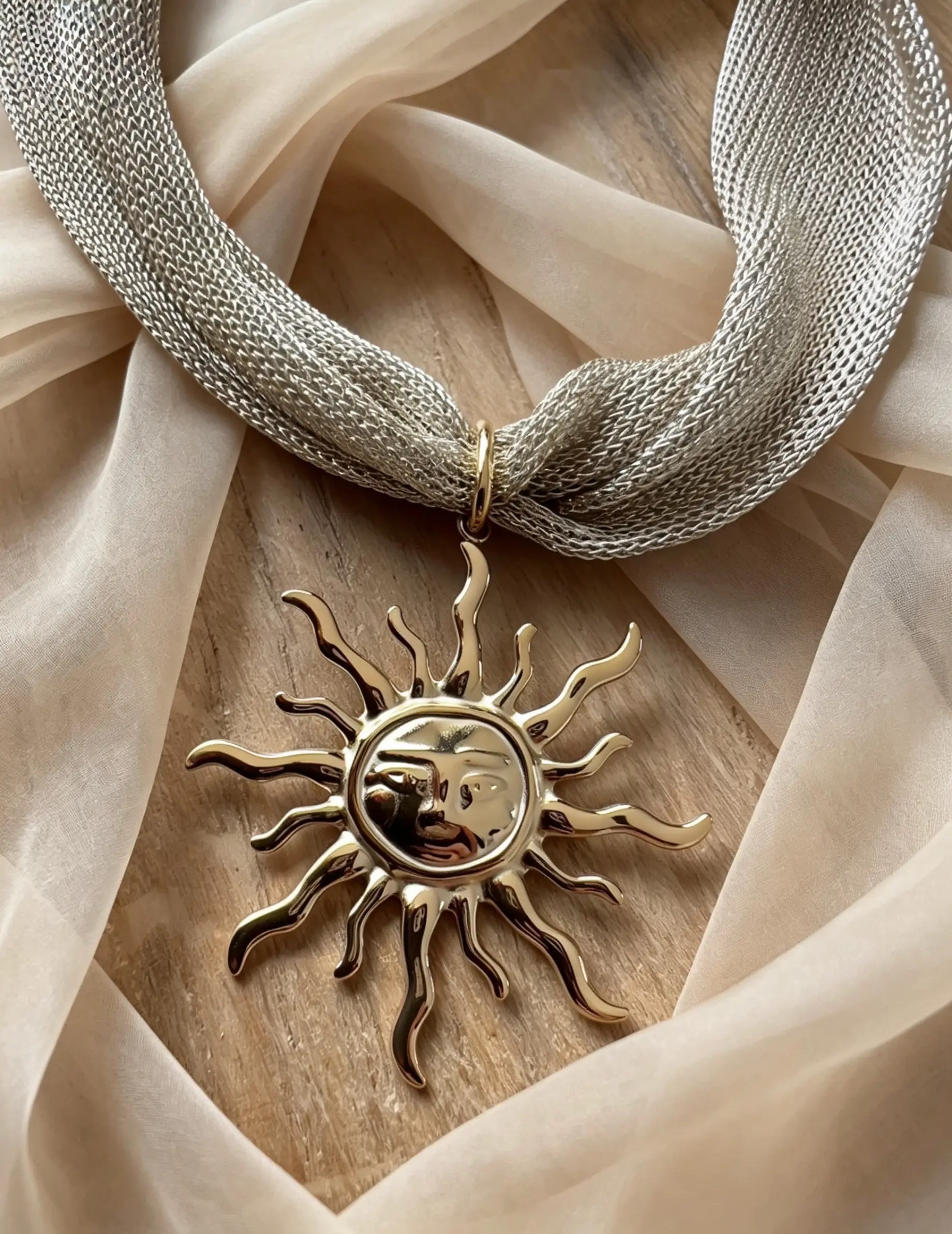 le collier amber -2