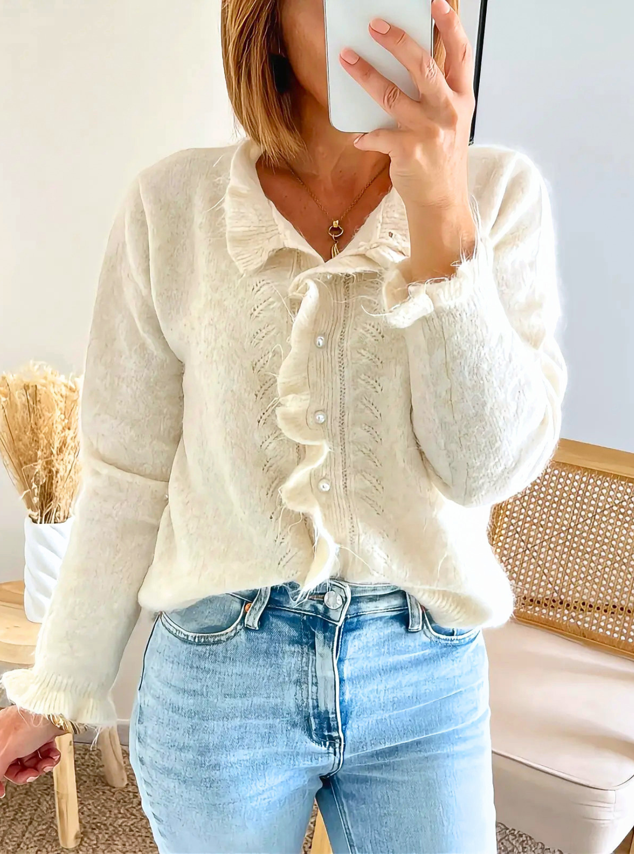 Gilet beige Elly avec volants et boutons perles