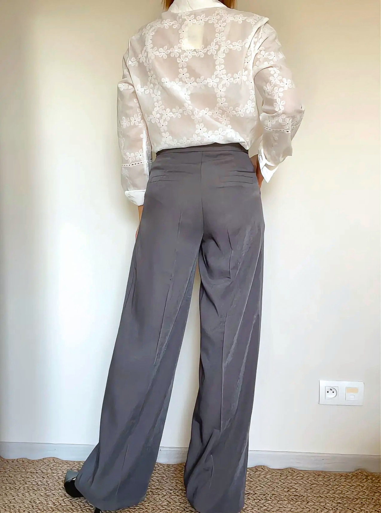 pantalon large gris femme de dos