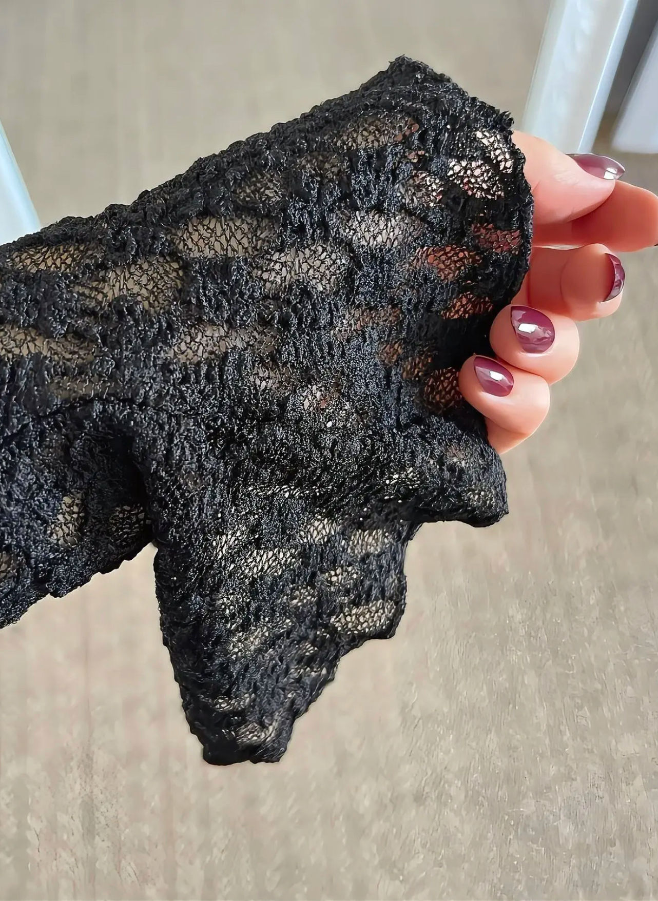 détails dentelle noire du top Tosca