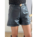 short femme Alex en simili cuir noir