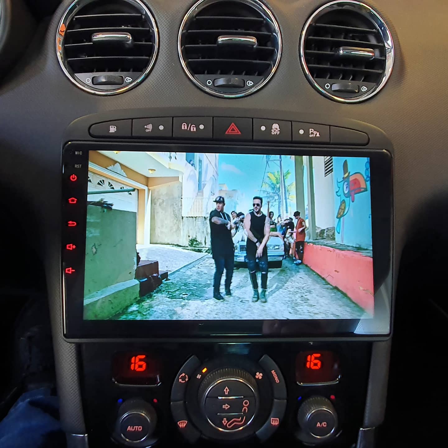 Tablette tactile Android et Apple Carplay sans fil Peugeot RCZ et 308