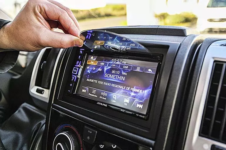 Autoradio Alpine illustrant la qualité sonore exceptionnelle