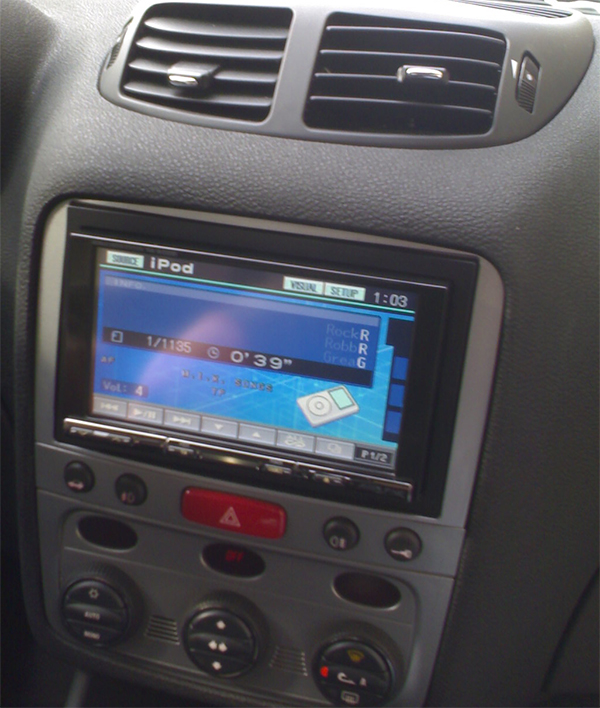 Système GPS Alpine intégré dans une Alfa Romeo 147