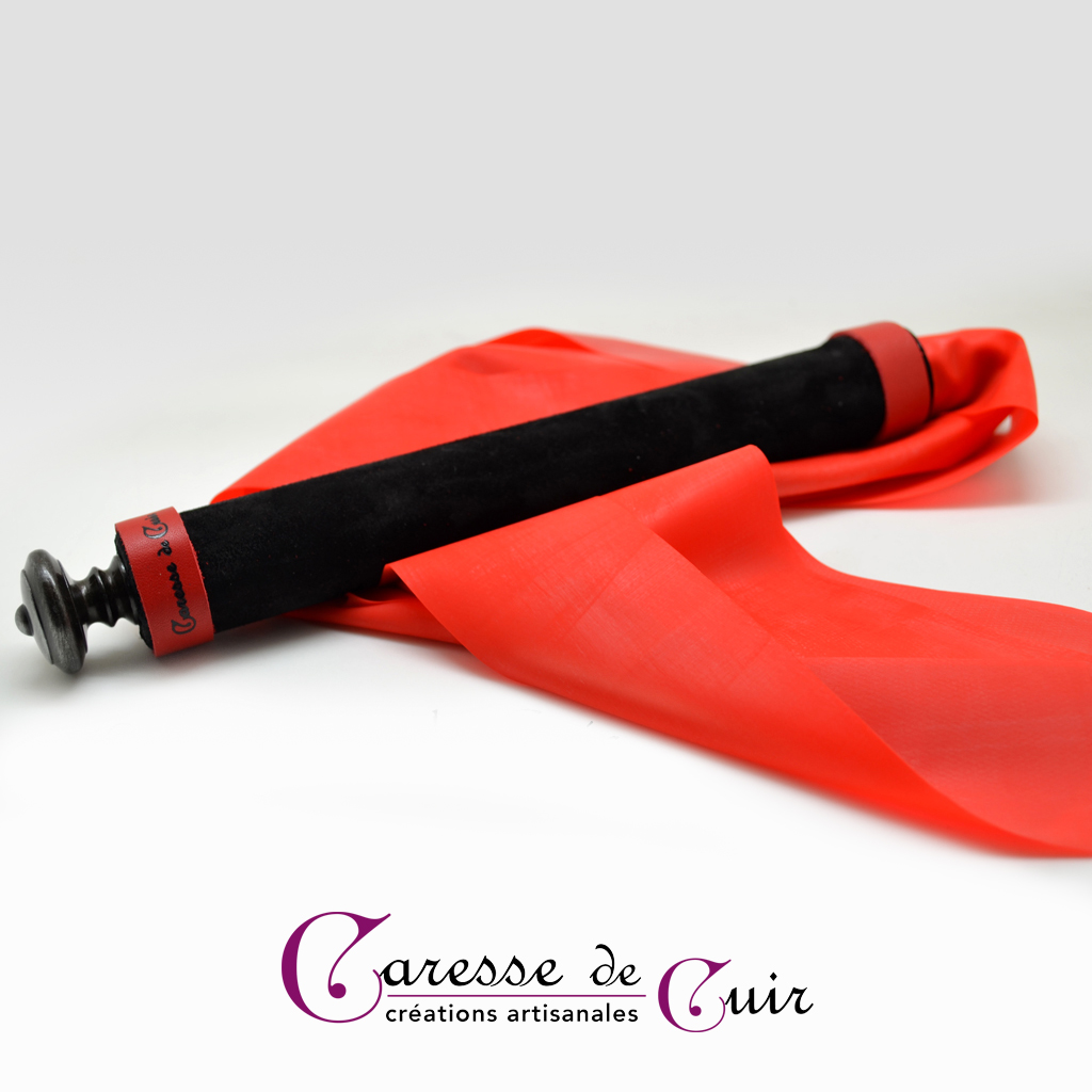 Martinet en latex rouge et cuir noir