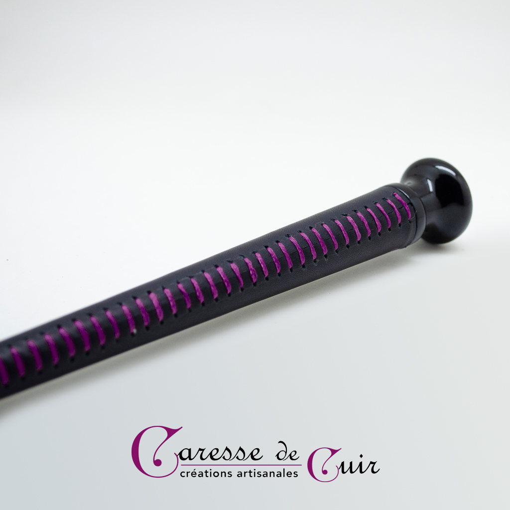 Cravache-cuir-bdsm-caresse-de-cuir-violet-noir-5