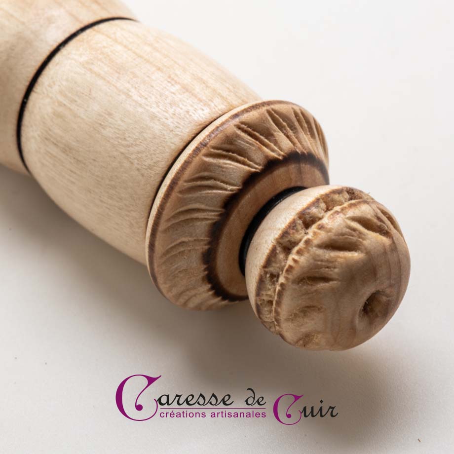 caresse de cuir-martinet-manche-bois-blanc-alisier-cuir-beige-style-cordoue-4