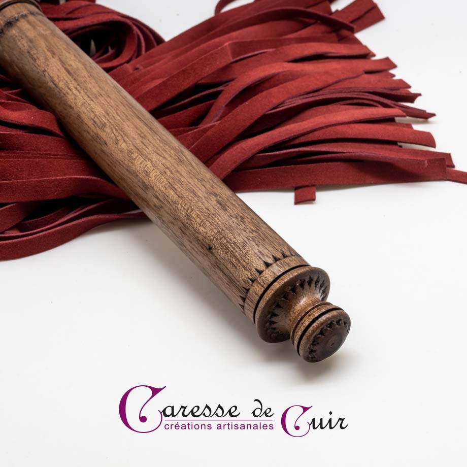 caresse de cuir-martinet-manche-bois-noyer-cuir-rouge-2