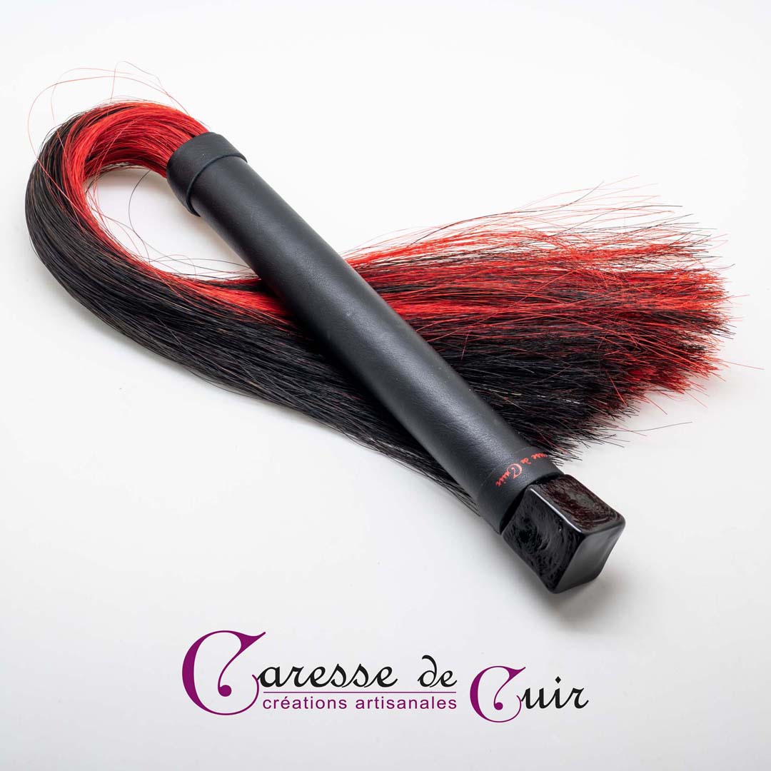 martinet-crin-rouge-noir-caresse-de-cuir-1