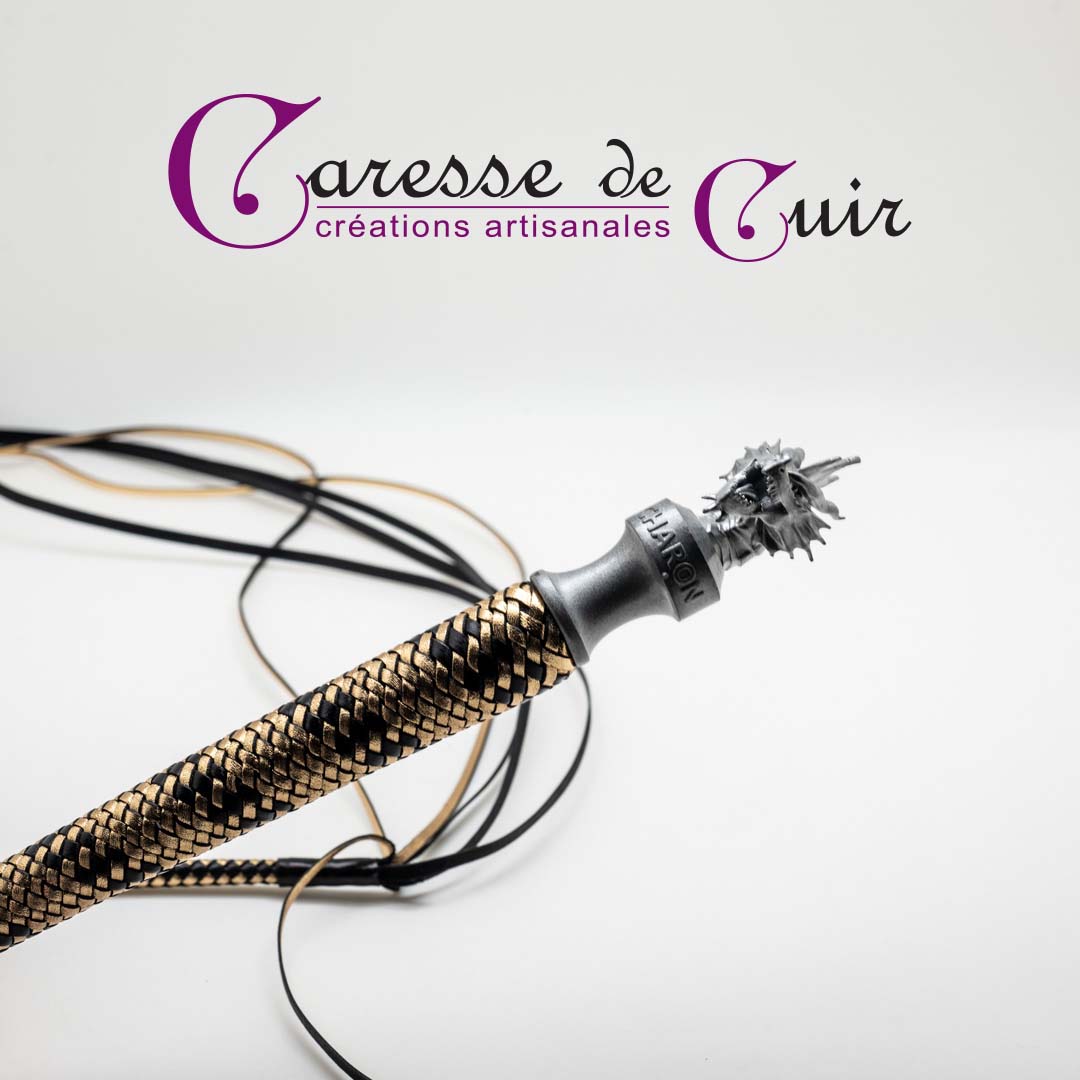 Mini-fouet-charon-noir-or-caresse-de-cuir-1