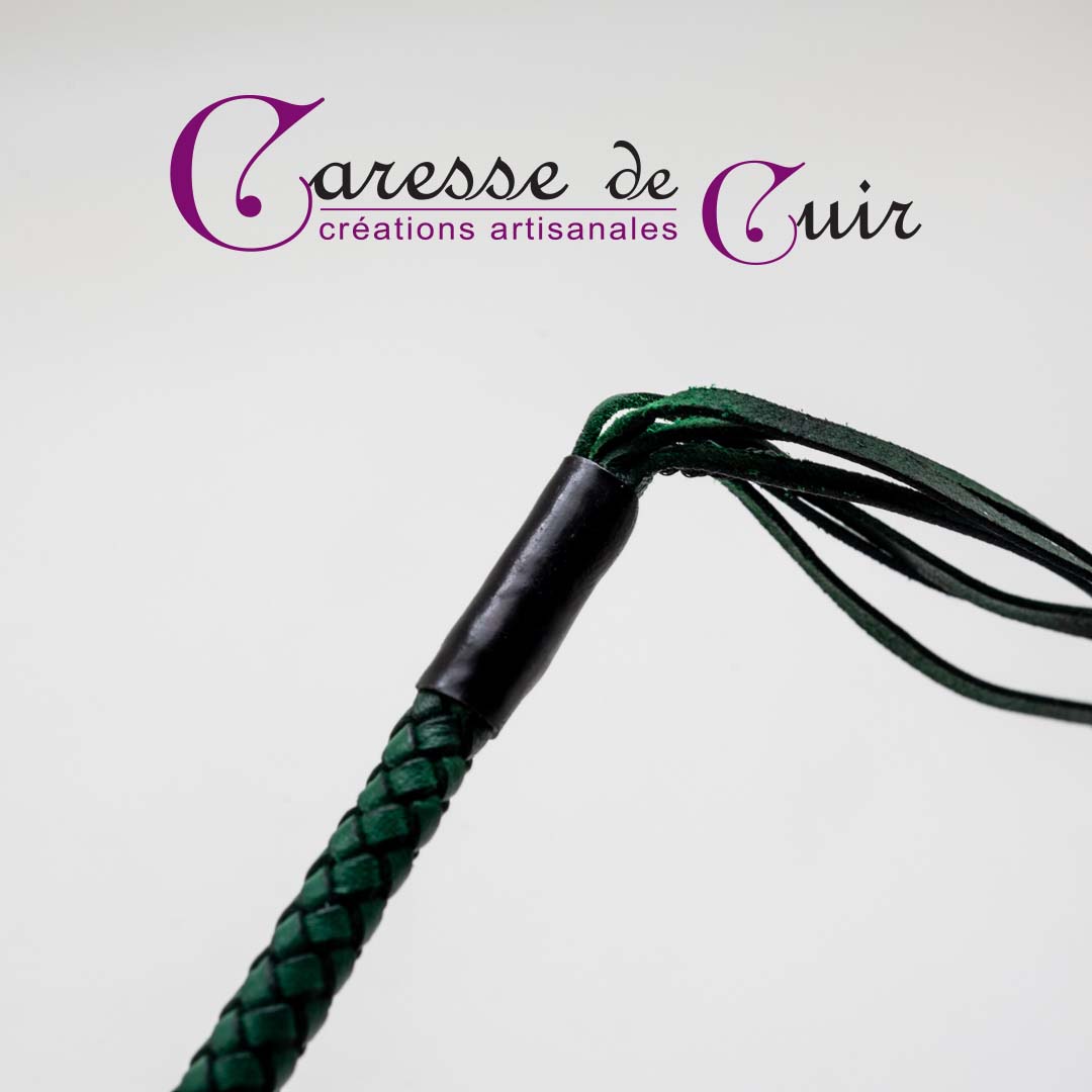 Mini-fouet-charon-noir-vert-caresse-de-cuir-4