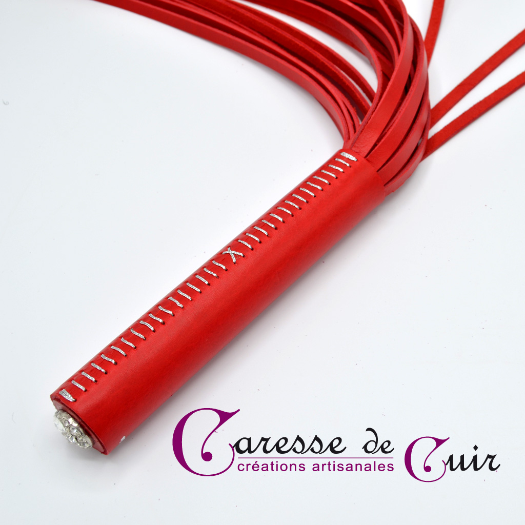 Petit-martinet-rouge-bijou-caresse-de-cuir-1