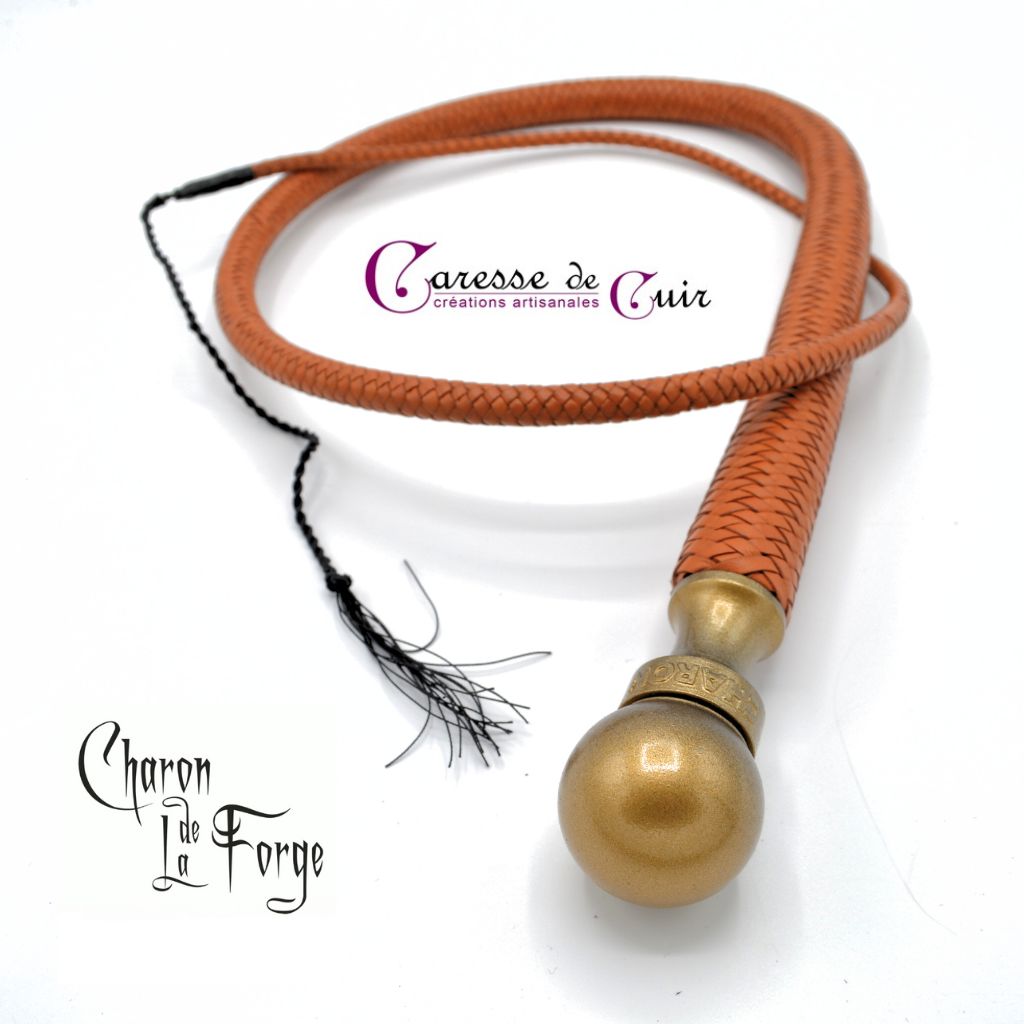 Fouet-Charon-marron-vieil or-caresse-de-cuir-1