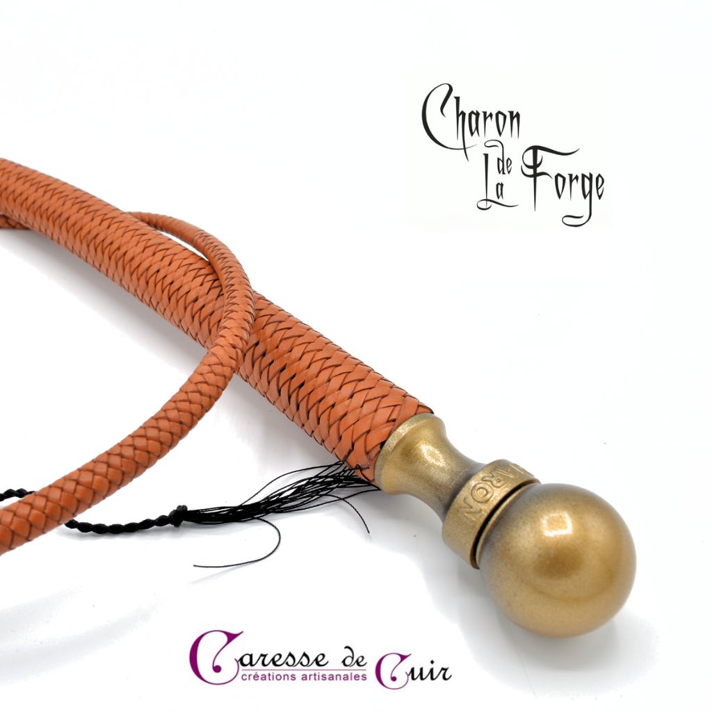 Fouet-Charon-marron-vieil or-caresse-de-cuir-2