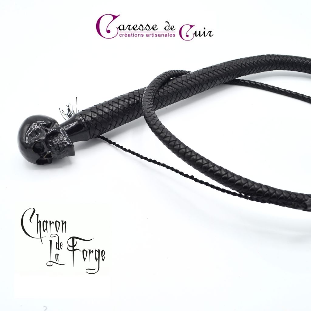 Fouet-Charon-noir-tete-de-mort-1