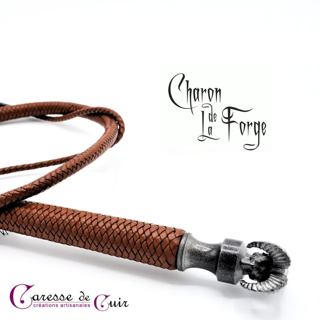 Fouet-Charon-marron-caressedecuir-1