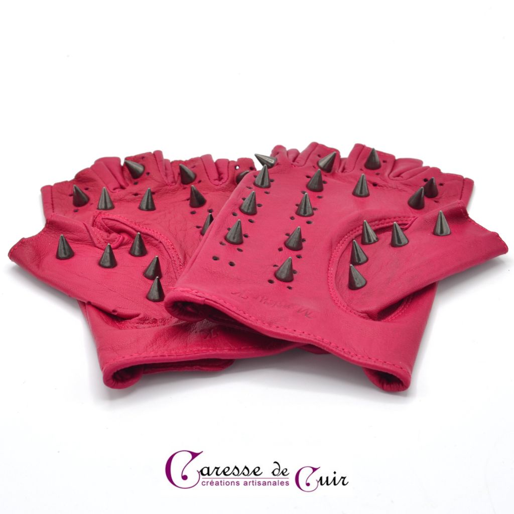 Paire de mitaines cloutées rose foncé by Monsieur K.