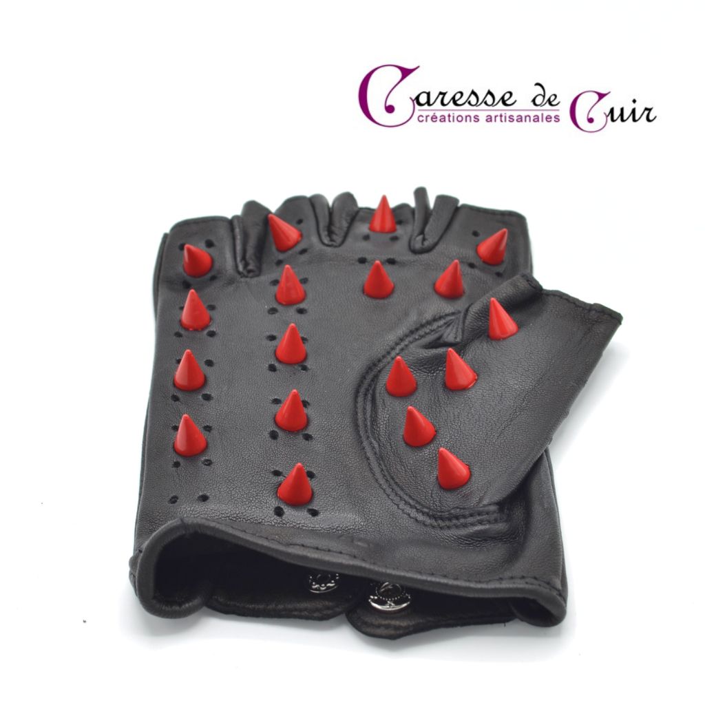 Gants-clous-noir-caresse-de-cuir