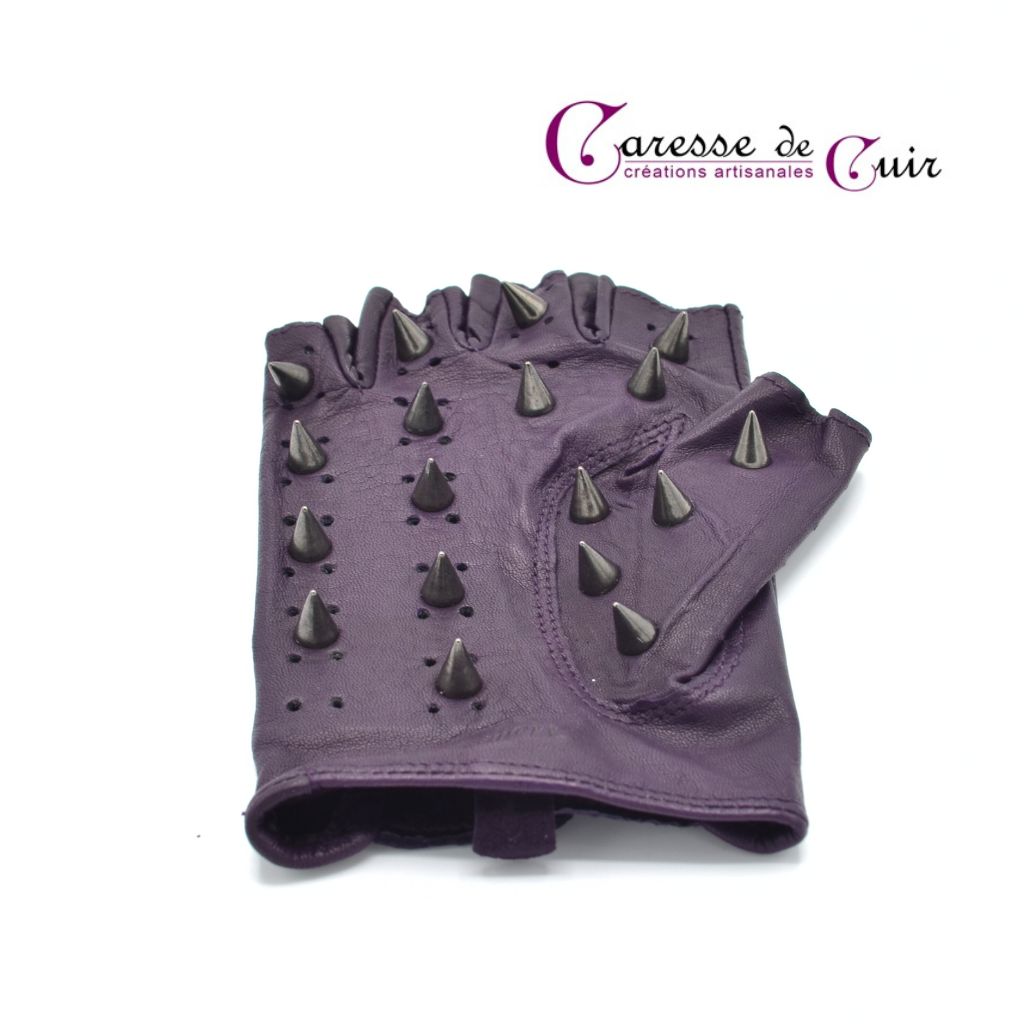 Paire de mitaines cloutées violet foncé by Monsieur K.