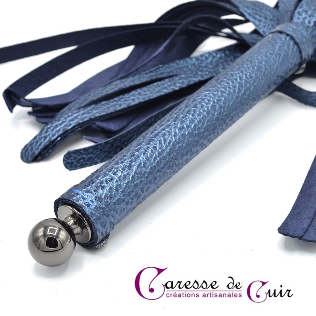 Martinet-cuir-bleu-brillant-caresse-de-cuir-2