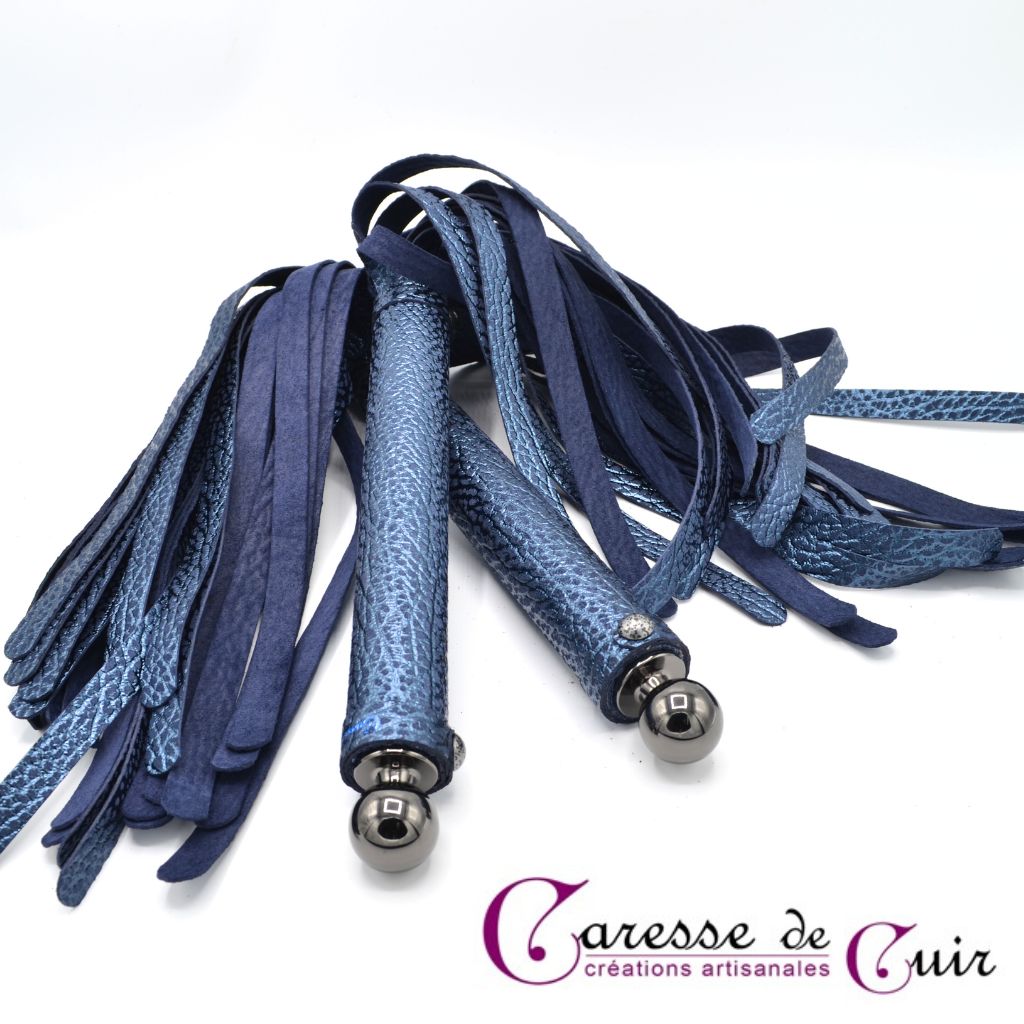 Martinet-cuir-bleu-brillant-caresse-de-cuir-3