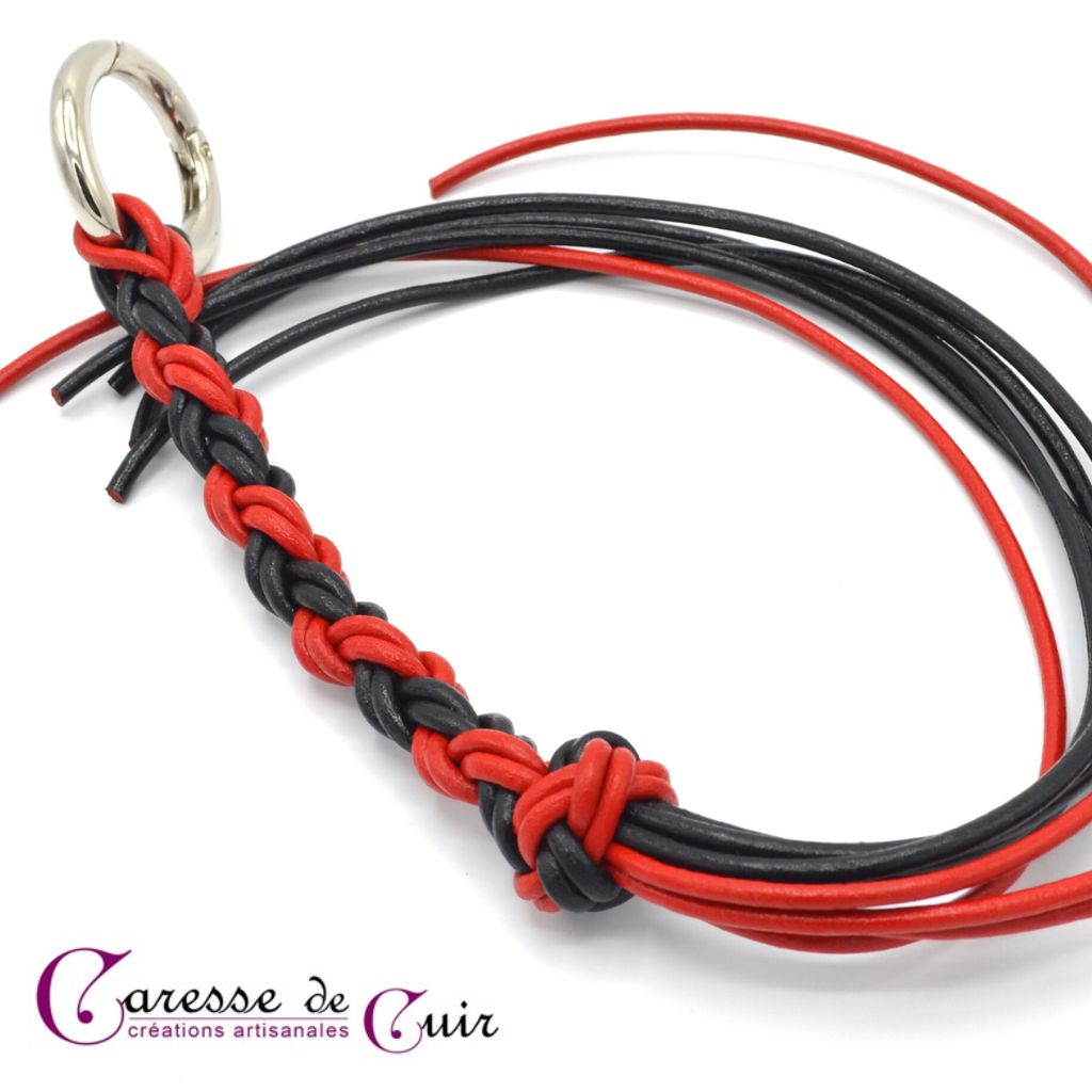 Martinet-tout-cuir-manche-tresse-caresse-de-cuir-rouge-noir-2