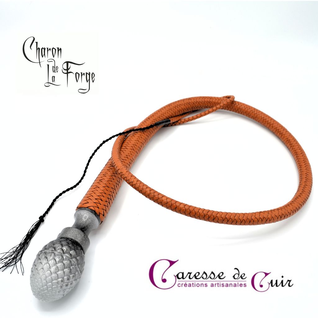 Fouet-Charon-marron-pommeau-argenté-caresse-de-cuir