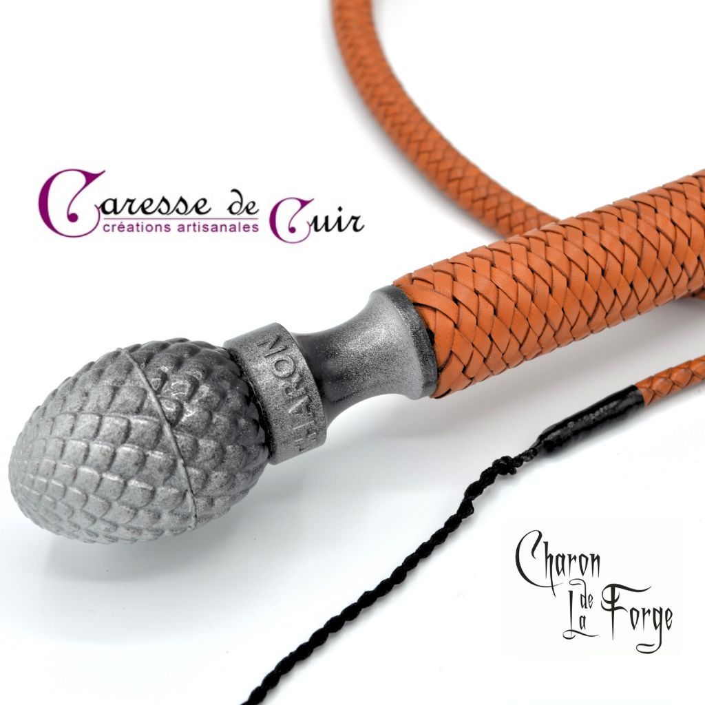 Fouet-Charon-marron-pommeau argenté-caresse-de-cuir-2