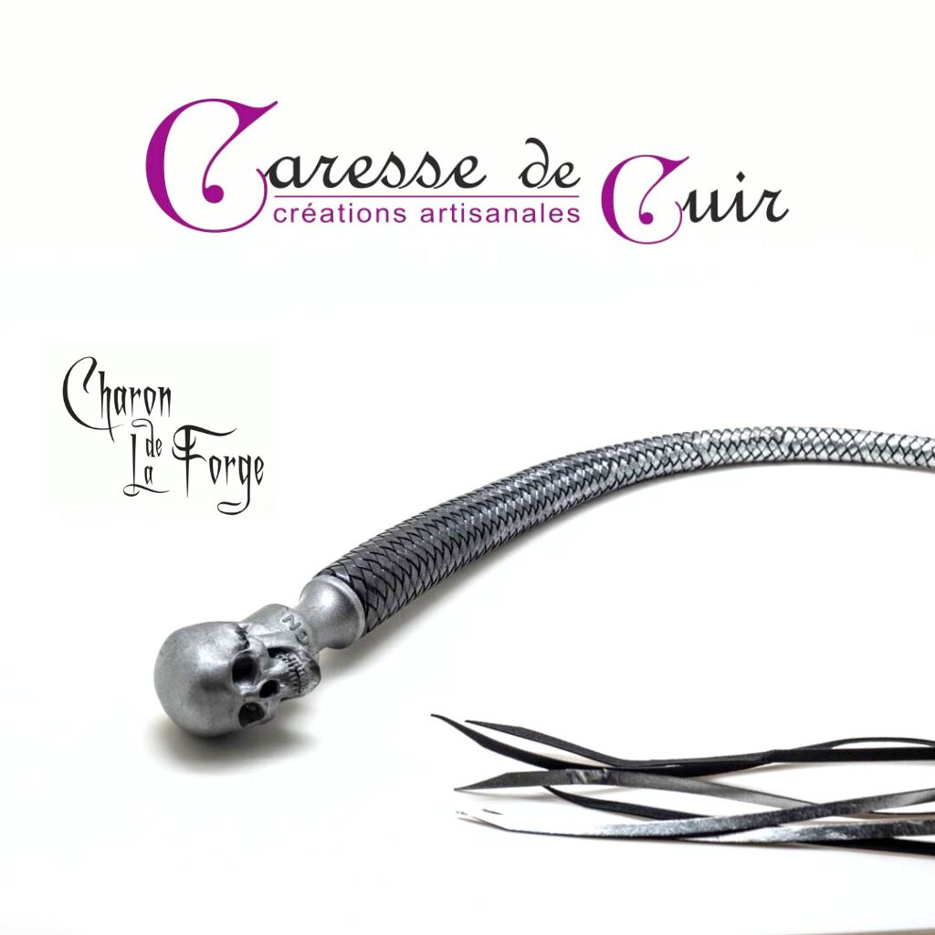 Mini-fouet-charon-noir-argent-caressedecuir-2