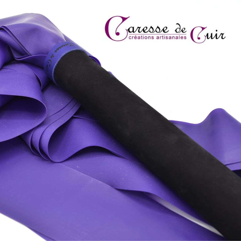 Martinet-cuir-noir-latex-violet-caressedecuir-2