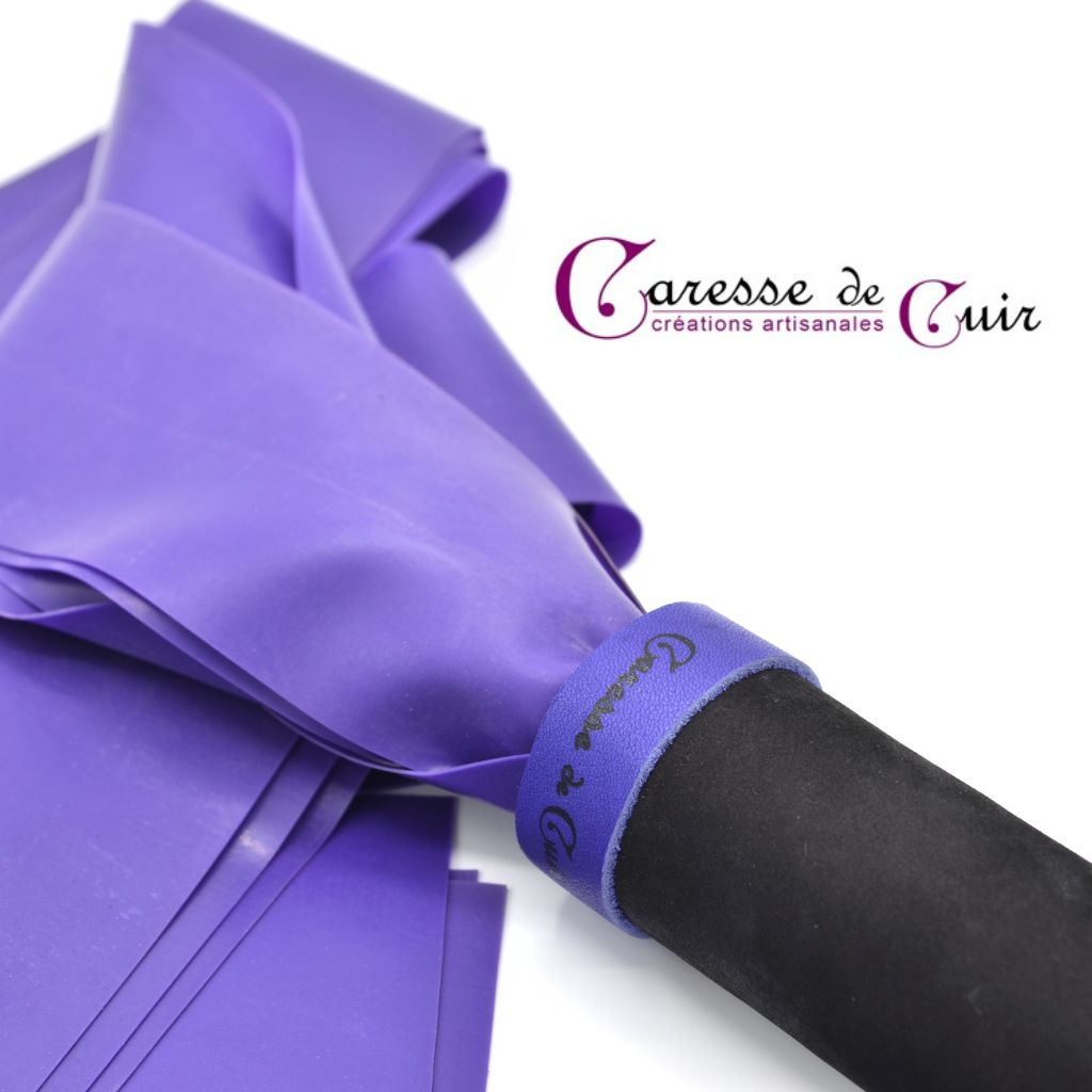 Martinet-cuir-noir-latex-violet-caressedecuir-3
