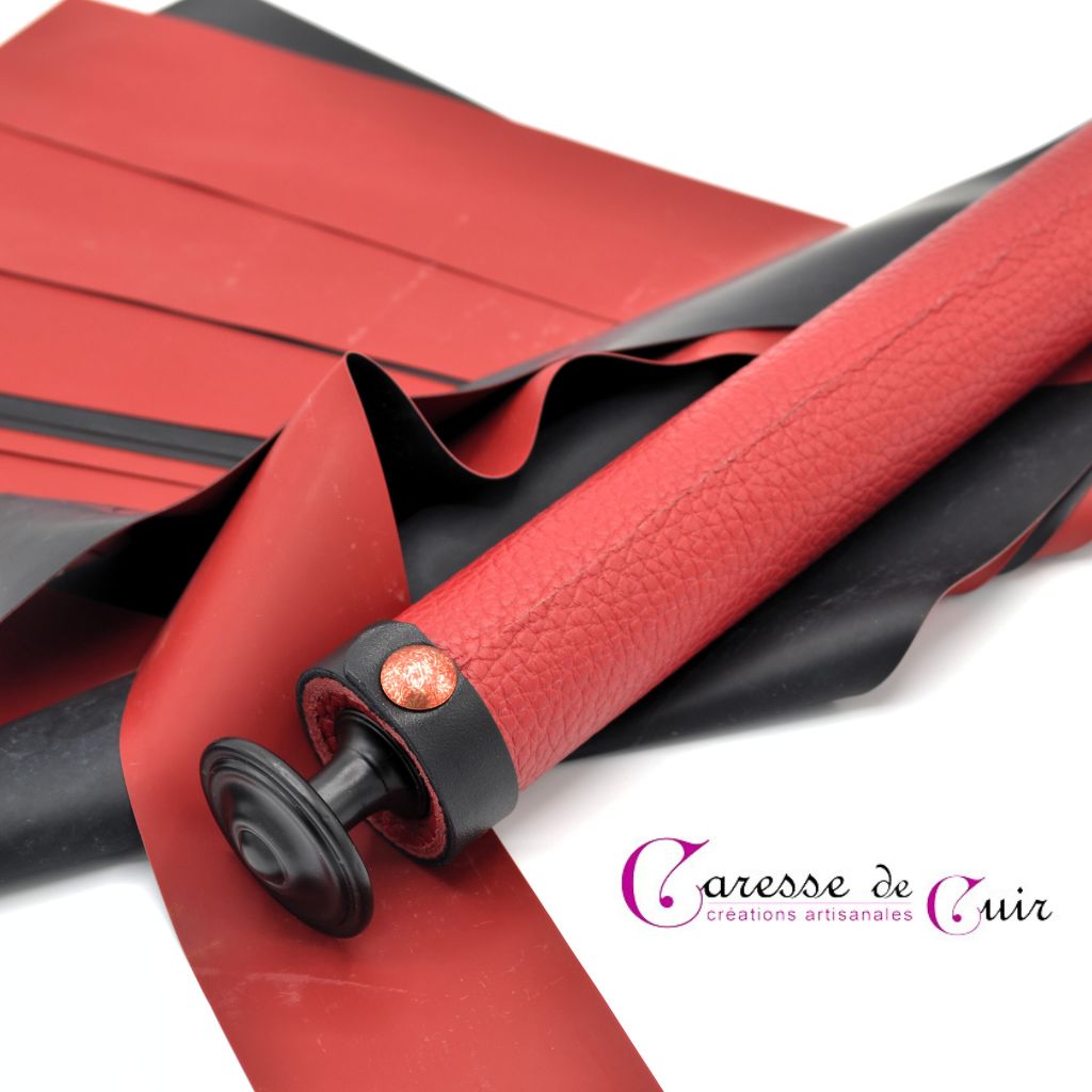 Martinet-latex-noir-rouge-caressedecuir-2