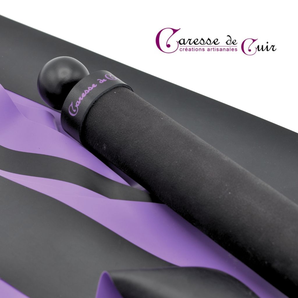 Petit-martinet-latex-bicolore-violet-caresse-de-cuir-3