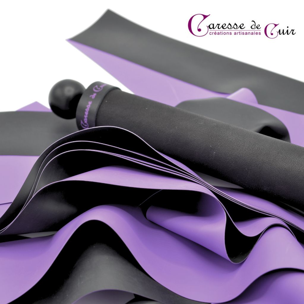 Petit-martinet-latex-bicolore-violet-caresse-de-cuir-2