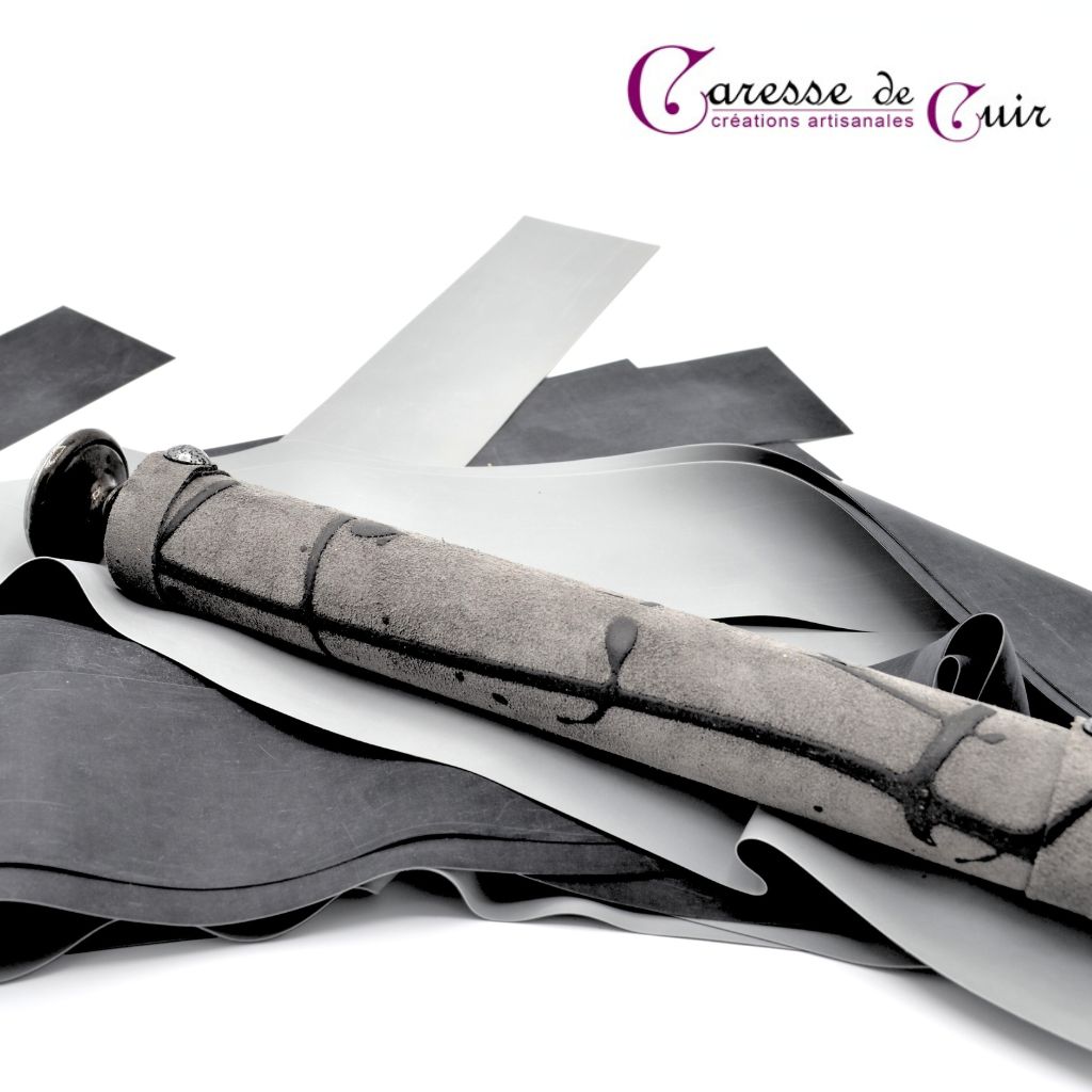 Grand-martinet-latex-bicolore noir-gris-caresse-de-cuir-1