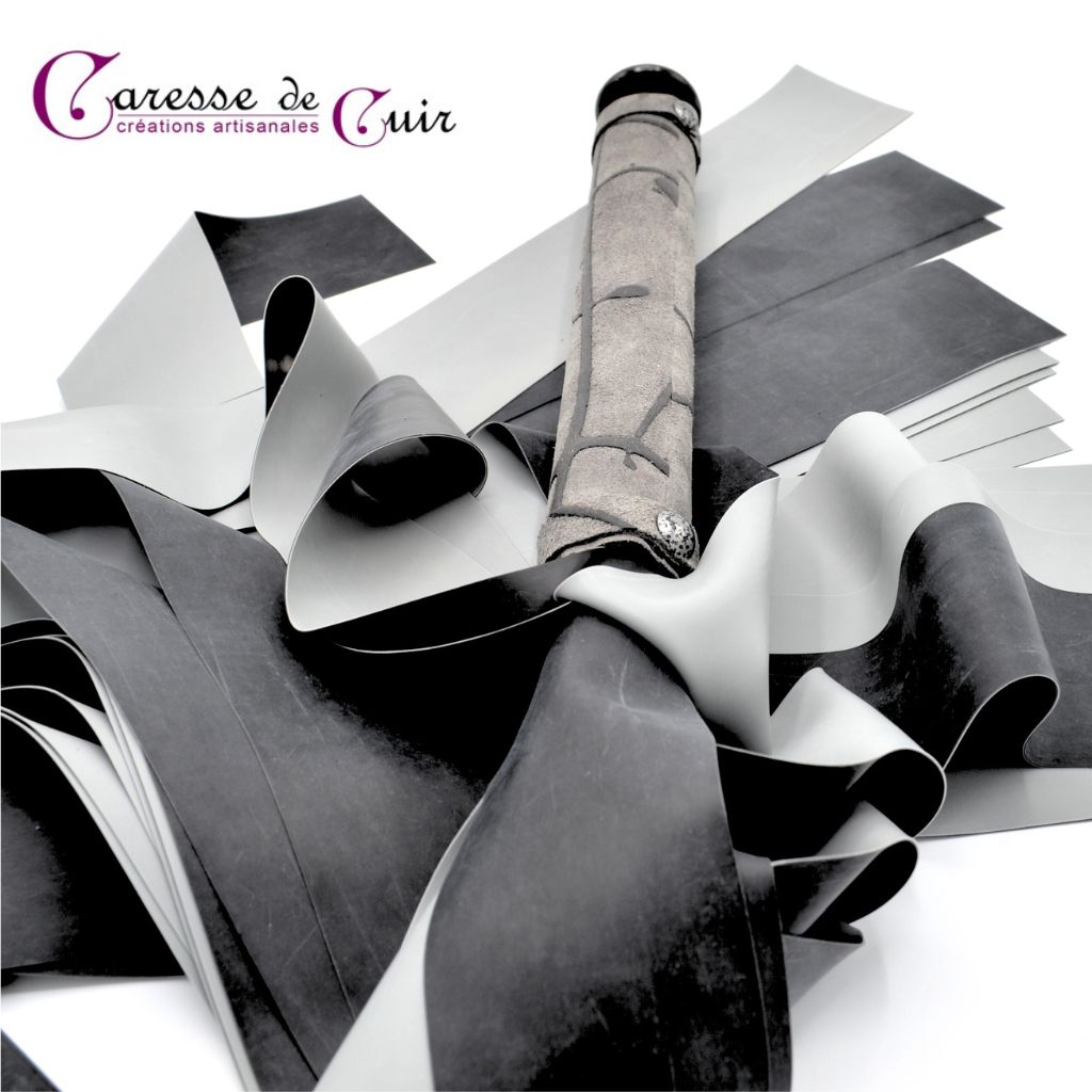 Grand-martinet-latex-bicolore noir-gris-caresse-de-cuir-3
