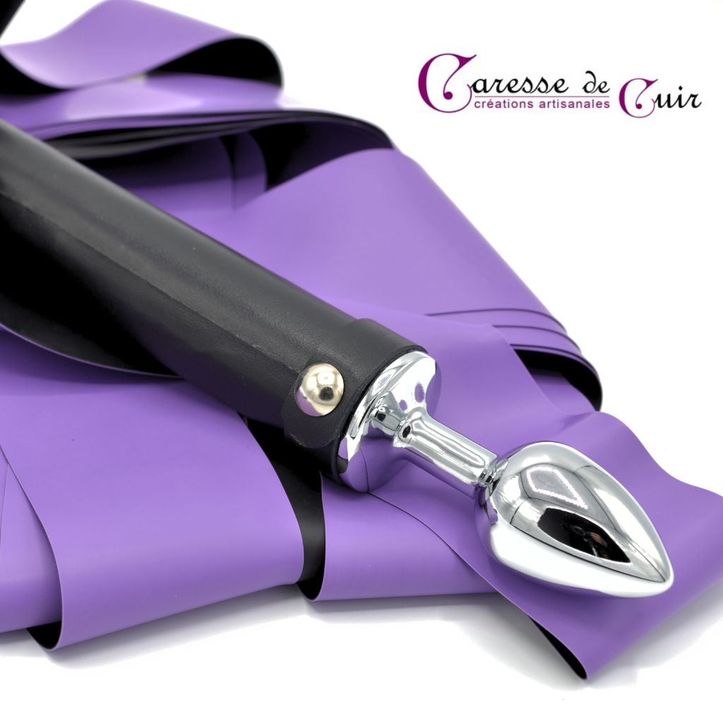 Grand martinet en latex bicolore noir/violet et pommeau plug