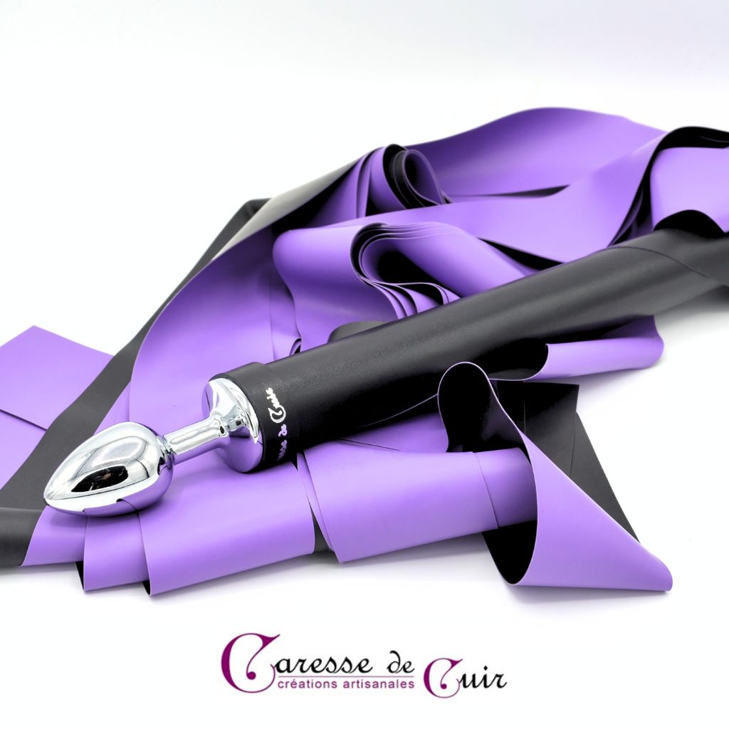 Grand-martinet-latex-bicolore-violet-pommeau-plug-caresse-de-cuir-2