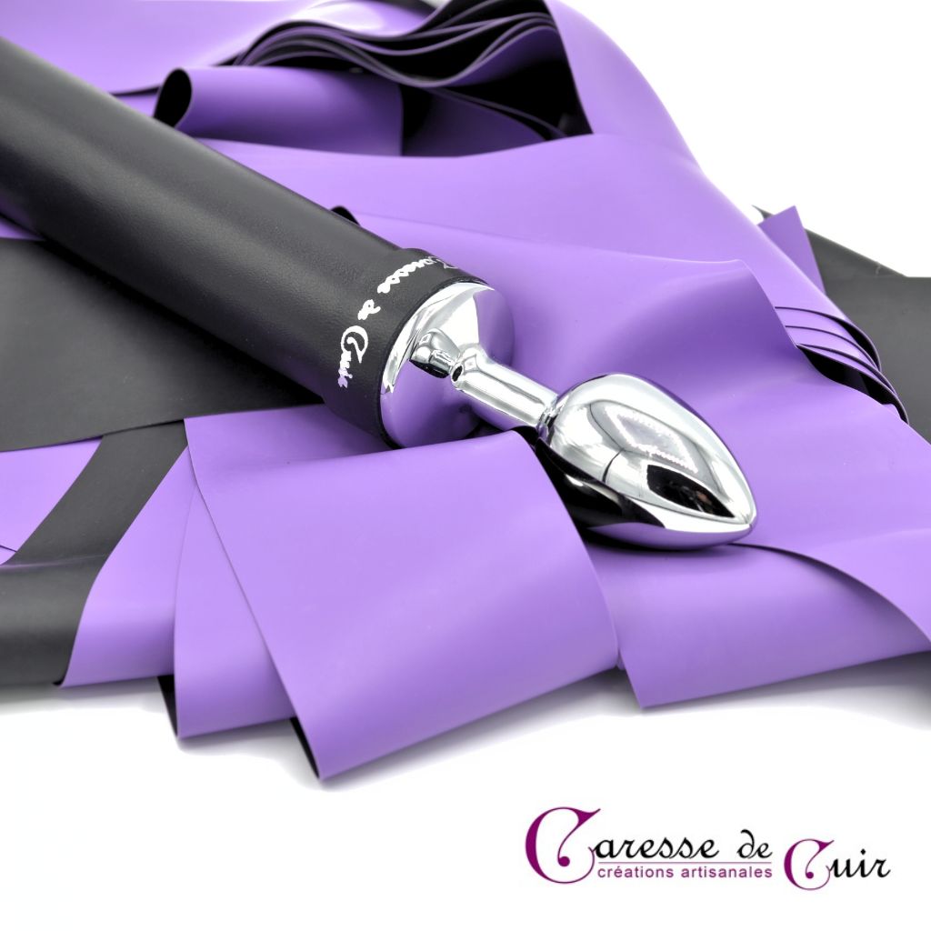 Grand-martinet-latex-bicolore-violet-pommeau-plug-caresse-de-cuir-3