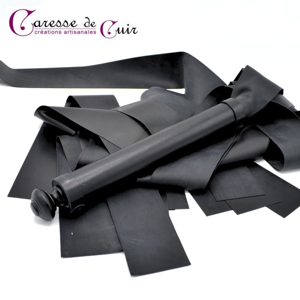 Grand-martinet-latex-noir-caresse-de-cuir-1