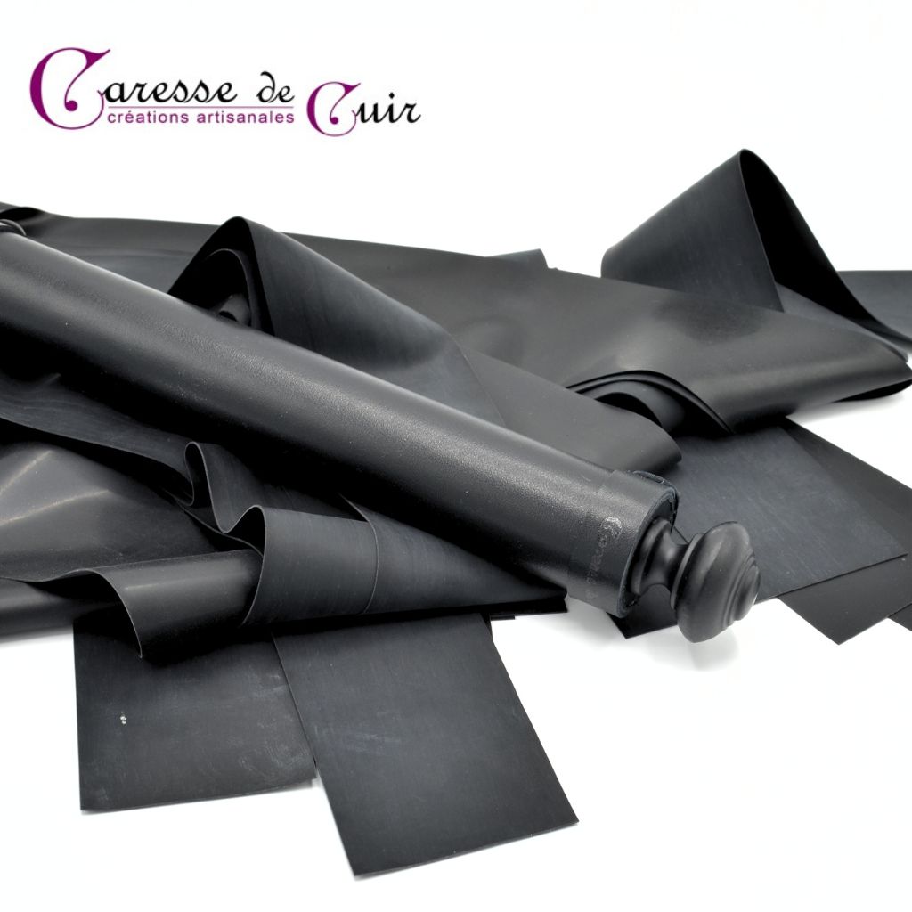 Grand-martinet-latex-noir-caresse-de-cuir-3