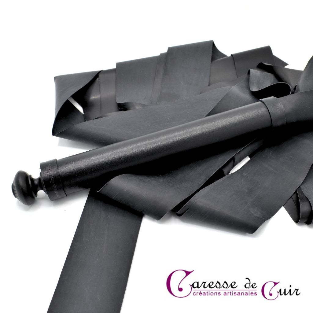 Grand martinet en latex TOUT noir