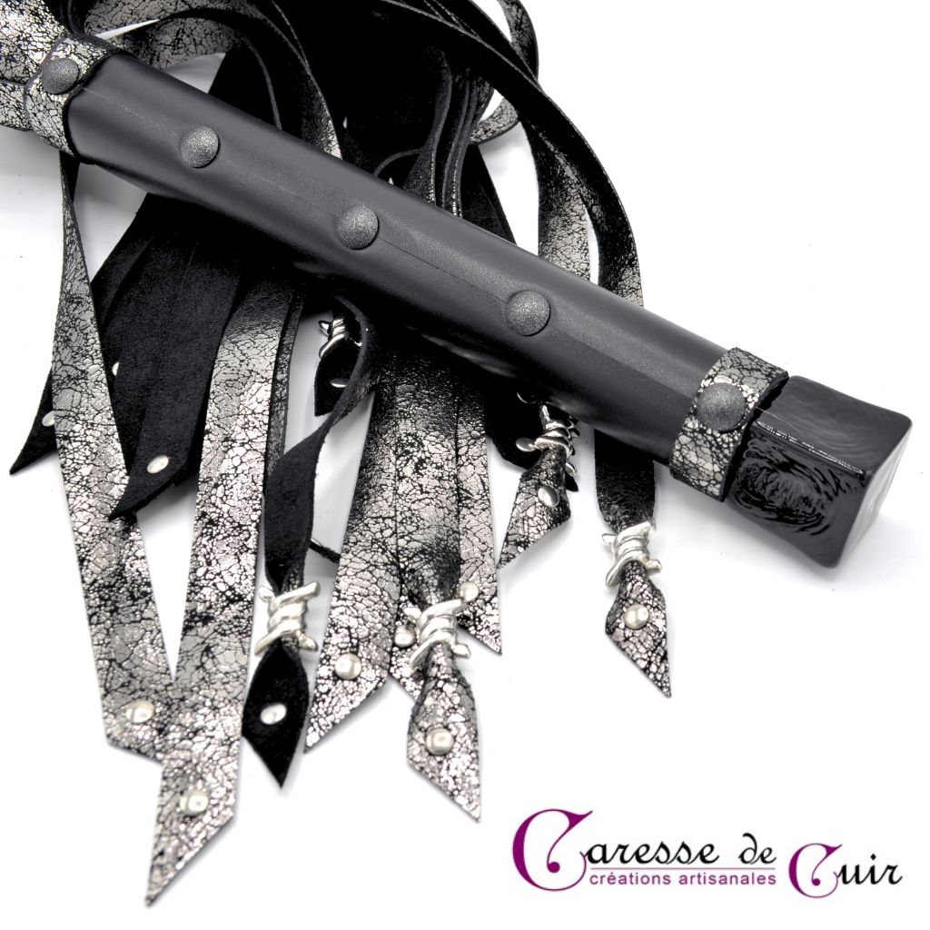 Martinet en cuir argenté moiré avec finitions pointes en forme de barbelé