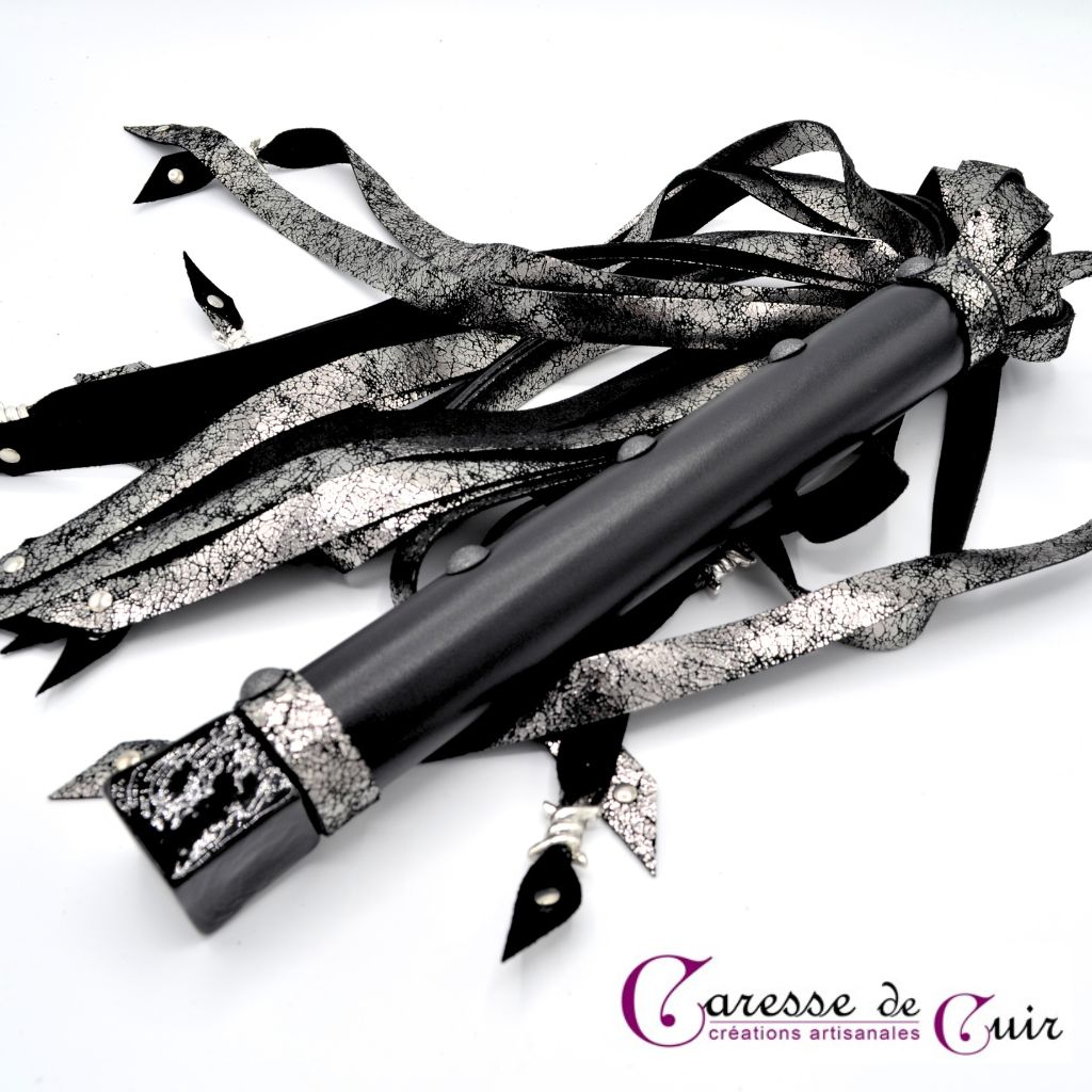 Martinet-cuir-noir-argenté-pointes-barbelées-caresse-de-cuir-2
