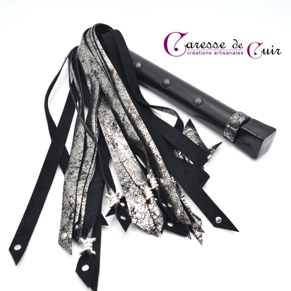 Martinet-cuir-noir-argenté-pointes-barbelées-caresse-de-cuir-3