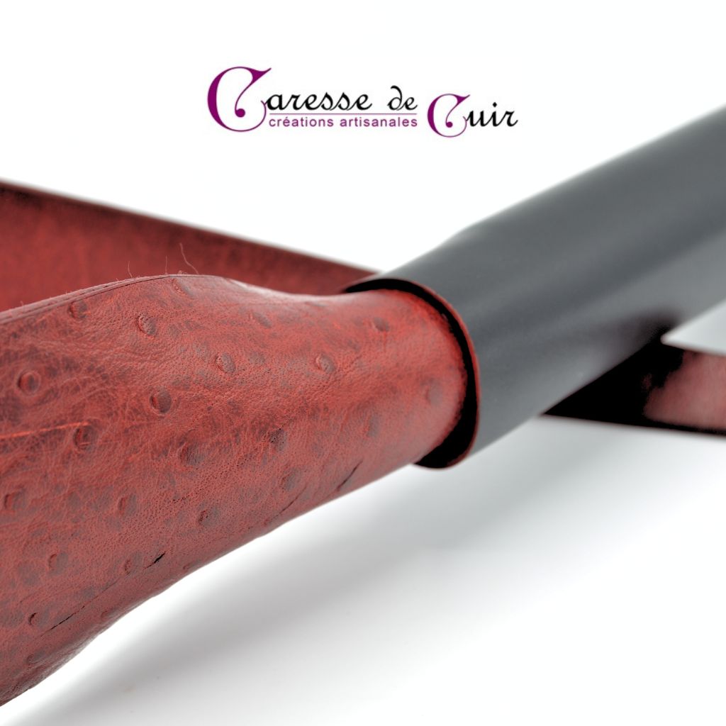 Langue-de-dragon-cuir-noir-rouge-autruche-caresse-de-cuir-2